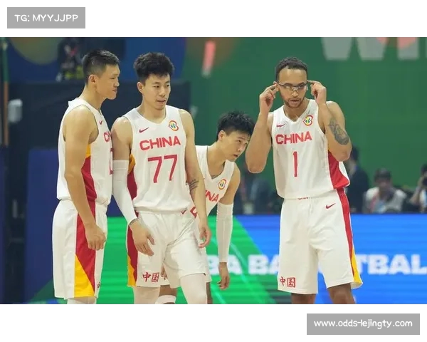 中国男篮遭遇大空位三分打击，英格拉姆一记三分让李凯尔双手抱头